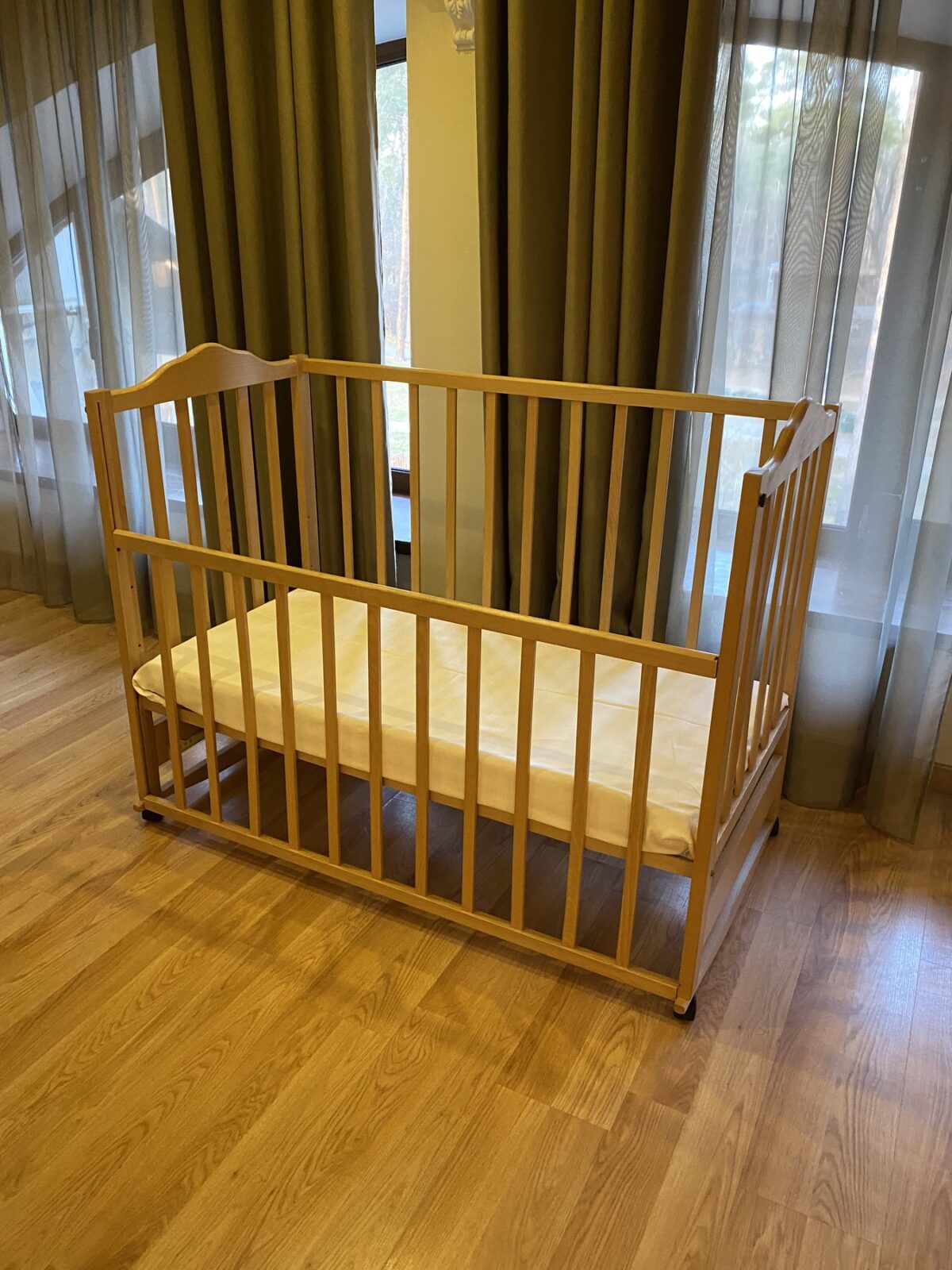 Детская кроватка в номере отеля